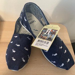 Blue Toms Whale Slip Ons (8.5 W, NEW)